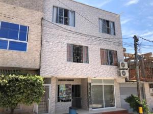 a brick building with windows on a street at Hermoso apartamento en Doradal Antioquia in Doradal