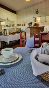 沙帕達－杜斯吉馬朗伊斯的住宿－Pousada Portal，桌子上放有盘子和碗