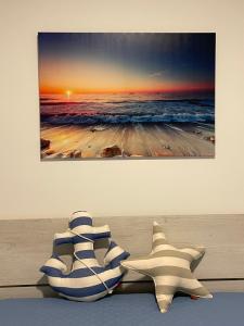 duas sandálias e uma imagem do oceano em Acquamarina em Bergeggi