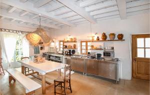 une cuisine avec une table et une salle à manger dans l'établissement Gorgeous Home In Saint-montant With Heated Swimming Pool, à Saint-Montan
