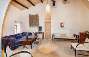 - un salon avec un canapé bleu et une table dans l'établissement Gorgeous Home In Saint-montant With Heated Swimming Pool, à Saint-Montan