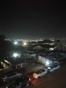 miasto w nocy z samochodami zaparkowanymi na parkingu w obiekcie Terra Santa Lodgings w Akrze
