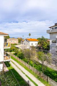 - une vue sur une rue d'une ville avec des bâtiments dans l'établissement casa Gabriella, à SantʼEufemia Lamezia