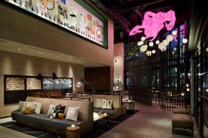 Posezení v ubytování Moxy Osaka Umeda