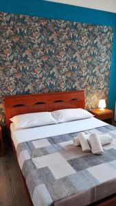 una camera da letto con un letto e due asciugamani di Hubby House - Rome a Roma