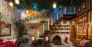 een trap in een gebouw met een trap bij Mythic Spa Villa in Rhodos-stad
