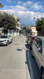 eine Reihe von Autos, die an der Straßenseite geparkt sind in der Unterkunft Nonna Concetta B&B Nocera - Vicino Tribunale di Nocera - Ristrutturato 2022 in Nocera Inferiore
