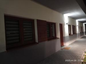 um corredor de uma casa com algumas janelas em Loft Park Zator em Zator