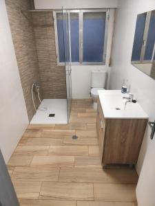 a bathroom with a shower and a sink and a toilet at Vivienda a pie de playa in Vilagarcia de Arousa