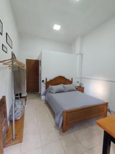 a bedroom with a bed and a table in it at Monoambiente Villa Crespo in Buenos Aires