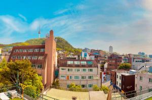 vista su una città con edifici di OYO Hostel Myeongdong 5 a Seul