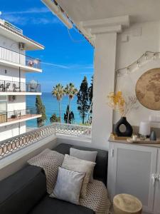 d'un balcon avec un banc offrant une vue sur l'océan. dans l'établissement Stunning Apartment with Sea views at Calle Carabeo, Nerja, à Nerja