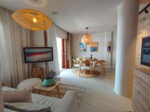 - un salon avec un canapé et une table dans l'établissement Stunning Apartment with Sea views at Calle Carabeo, Nerja, à Nerja