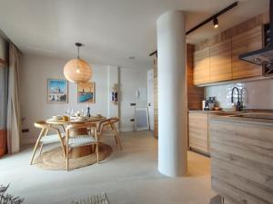 une cuisine avec une table et une salle à manger dans l'établissement Stunning Apartment with Sea views at Calle Carabeo, Nerja, à Nerja