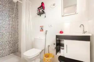 ein Bad mit einem WC und einem Waschbecken in der Unterkunft Pousada Casa da Fernanda, Suíte Sky in Praia Grande