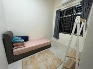 Habitación pequeña con cama y escalera en Hakim Harmoni Homestay Air Hitam en Ayer Hitam