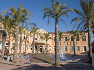een groot gebouw met palmbomen ervoor bij Beautiful apartment in El Verger with sea views in El Verger
