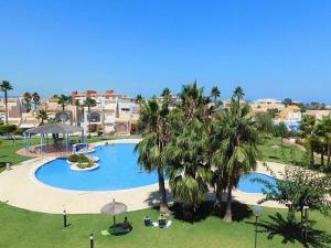 uma vista superior de uma piscina num resort em Beautiful apartment in El Verger with sea views em El Verger