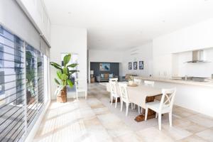 Η κουζίνα ή μικρή κουζίνα στο Magnolia Beach House