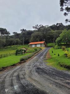a dirt road with a house on the side of it at Recanto Pôr do Sol in Urubici