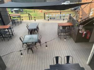 einen Blick über eine Terrasse mit Tischen und Stühlen in der Unterkunft The Light Horse Hotel in Harden