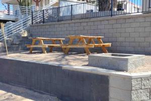 drewniany stół piknikowy siedzący obok ściany w obiekcie 3 bedroom, 2 bath 1 min walk to the beach w mieście Bullhead City