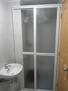 un bagno con doccia e lavandino di 2- bedroom condo in Davao a Davao