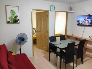 un soggiorno con un tavolo e un divano rosso di 2- bedroom condo in Davao a Davao Altre 20 foto