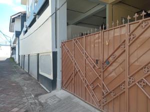 una recinzione di legno di fronte a un edificio di 9 Residences Seminyak a Seminyak