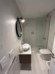 W łazience znajduje się umywalka, toaleta i prysznic. w obiekcie Palermo Jai w BuenosAires