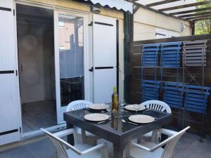 Fotografia z galérie ubytovania Charmante Maisonnette avec Piscine, Terrasse et Parking à 250m de la Plage à Marseillan - FR-1-387-195 v destinácii Marseillan