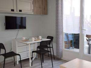 Televízia a/alebo spoločenská miestnosť v ubytovaní Charmante Maisonnette avec Piscine, Terrasse et Parking à 250m de la Plage à Marseillan - FR-1-387-195