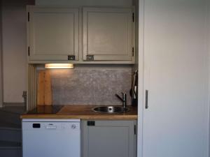 Kuchyňa alebo kuchynka v ubytovaní Charmante Maisonnette avec Piscine, Terrasse et Parking à 250m de la Plage à Marseillan - FR-1-387-195