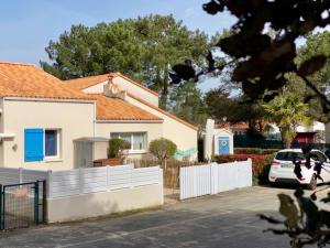 biały płot przed domem w obiekcie Pavillon à Longeville-sur-Mer, proche plage, 6 pers, 3 ch, terrasse, parking privé - FR-1-336-135 w mieście Longeville-sur-Mer