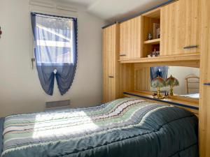 Łóżko lub łóżka w pokoju w obiekcie Pavillon à Longeville-sur-Mer, proche plage, 6 pers, 3 ch, terrasse, parking privé - FR-1-336-135
