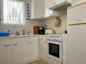 Kuchnia lub aneks kuchenny w obiekcie Pavillon à Longeville-sur-Mer, proche plage, 6 pers, 3 ch, terrasse, parking privé - FR-1-336-135