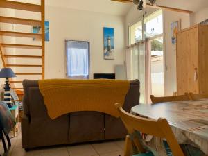 Część wypoczynkowa w obiekcie Pavillon à Longeville-sur-Mer, proche plage, 6 pers, 3 ch, terrasse, parking privé - FR-1-336-135