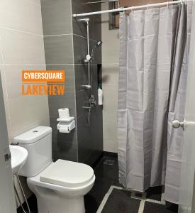 ein Bad mit einem WC und einer Dusche in der Unterkunft Cybersquare Lakeview with Netflix and Disney Hotstar in Cyberjaya