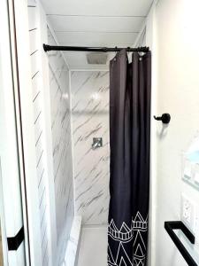 Kupatilo u objektu Delightful 1-bedroom modern tiny home