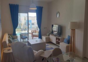 TV a/nebo společenská místnost v ubytování Fouka Bay North Coast 2BRs Modern Style Serviced Apartment with Open Pool & Sea View