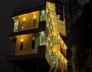 un edificio con luces de noche. en BEAUTY SPOT MUNNAR en Munnar