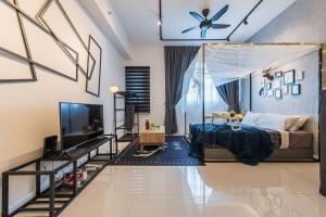 een slaapkamer met een bed en een plafondventilator bij Chambers Residence Kuala Lumpur in Kuala Lumpur