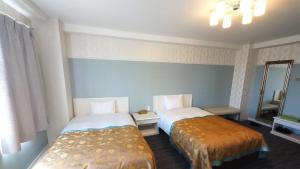 Rúm í herbergi á Handa Station Hotel