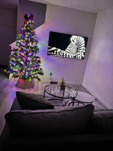 sala de estar con TV y árbol de Navidad en New townhome, en Eagle Mountain