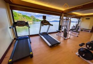 een fitnessruimte met 2 loopbanden en uitzicht op het water bij Villa Angelina Luxury Suites in Dapitan