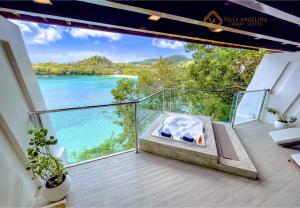 een balkon met uitzicht op de oceaan bij Villa Angelina Luxury Suites in Dapitan