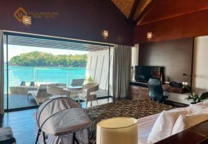 - une chambre d'hôtel avec vue sur l'océan dans l'établissement Villa Angelina Luxury Suites, à Dapitan