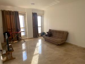 Χώρος καθιστικού στο Cozy Room with AC near madinty in Shorouk City in an apartment