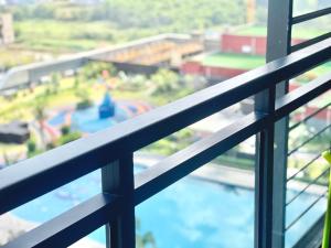 een balkon met uitzicht op een zwembad bij Prince Golden Bay Sihanoukville in Sihanoukville