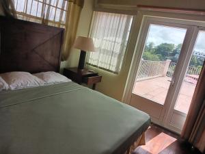 sypialnia z łóżkiem i dużym oknem w obiekcie Aanola Villas 6b Tranquil Privy Boudoir w mieście Charlotte